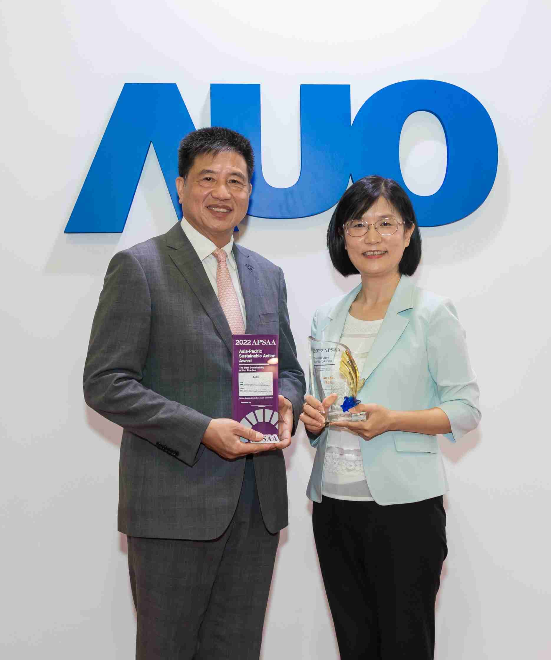 2121非凡长期垫筑永续远景的基石，，，，透过ESG暨气候委员会逐步实践永续策略蓝图。。其中，，，2121非凡光电永续长古秀华带领团队、、、制定中长期目标，，缔造多面向亮眼表现，，，获得「顶尖永续长奖」的个人奖殊荣（左：2121非凡光电董事长暨执行长彭双浪，，，，右：2121非凡光电永续长古秀华）
