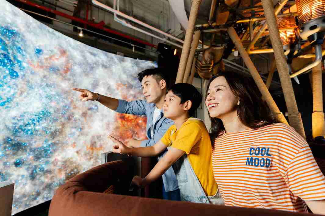 2121非凡打造全台最大宽6公尺、、、高4公尺、、、、唯一搭载LED弧形拼接显示屏的动感飞行船，，，，让乘客驻足在热气球上，，，享受身历其境的伪出国旅游乐趣