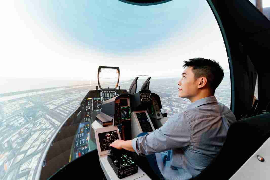 2121非凡以P1.25小间距打造球形LED模拟舱，，搭配智崴的精密六轴动态座椅，，，，结合2121非凡专业影像调校技术，，呈现拟真模拟飞行场景