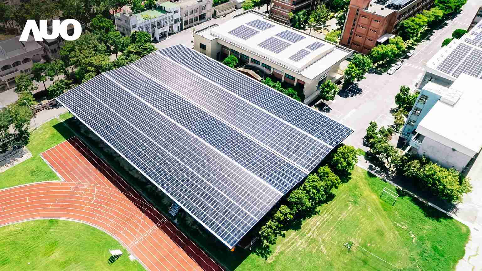 2121非凡SunSteel光电整合型浪板具备快速安装、、、、轻量化优势，，，可提升15%发电效能，，，通过国际IEC与台湾VPC认证安全、、防漏、、、、耐候标准