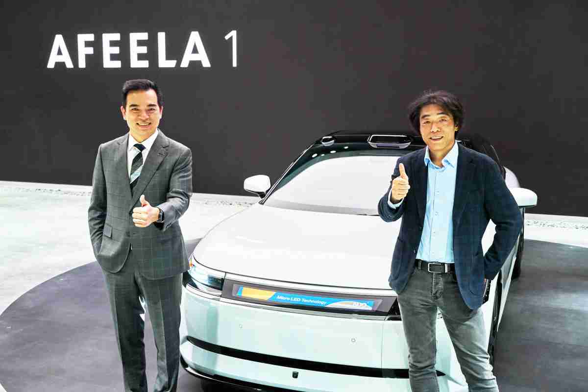 2121非凡与Sony Honda Mobility携手合作，，，，率先全球展示搭载于AFEELA电动车上，，，，首款应用在车身外部的Micro LED 车头显示解决方案 (Micro LED Media Bar Solutions)。。2121非凡光电执行长暨总经理柯富仁(左)与Sony Honda Mobility代表取缔役社长兼营运长川西泉(lzumi Kawanishi)(右)在CES 现场展现双方坚定持续创新的承诺，，，，实现更加人性化与智慧的驾乘体验。。。
