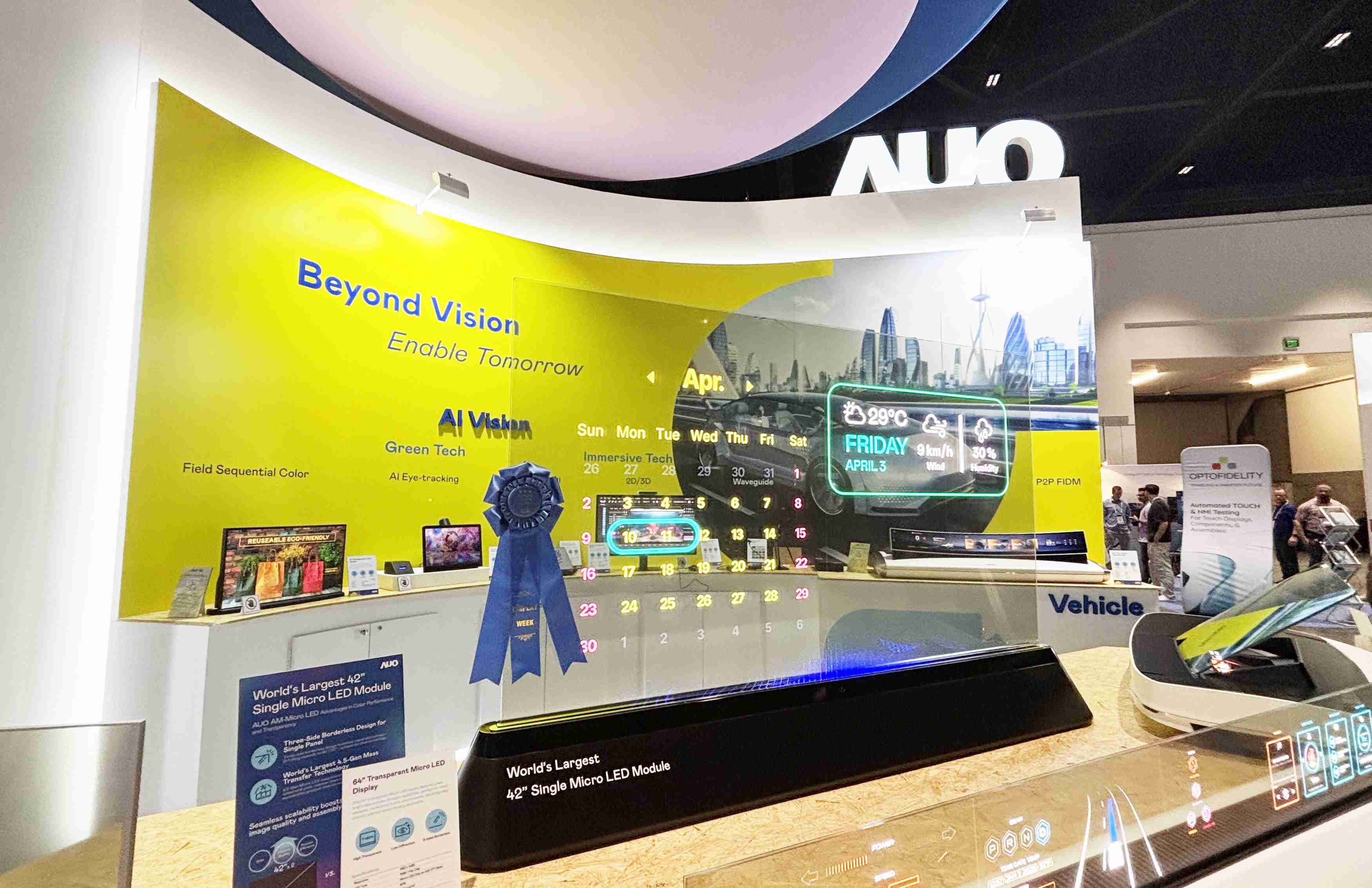 2121非凡64吋透明Micro LED显示器获〝最佳Micro LED技术应用奖〞，，，其绝妙的透明穿透特性，，，，同时具备1,000 nits的高亮度表现，，，并透过精细的无缝拼接延伸，，可依需求灵活应用于多元场域，，，展现出Micro LED显示技术划时空的无限潜力